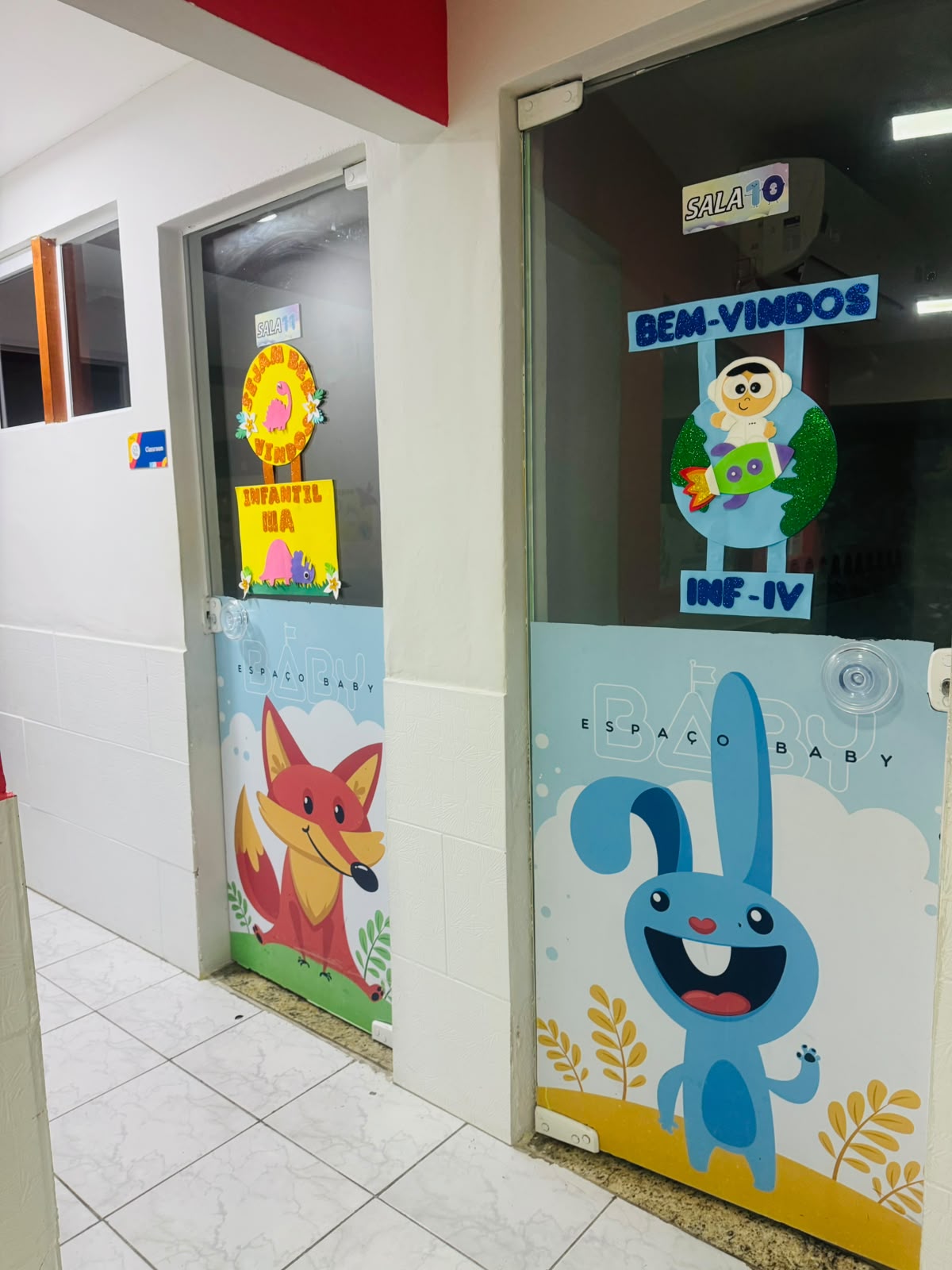 Corredor com salas temáticas da Espaço Baby